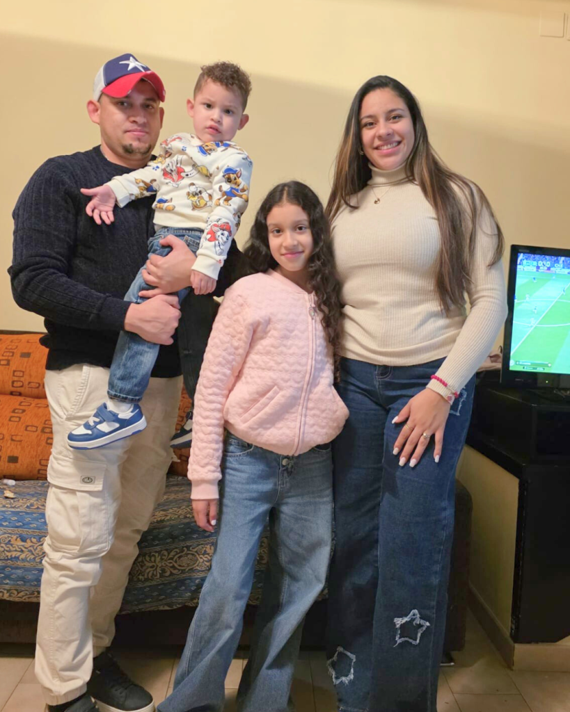 Una família de Girona posa cara a la regularització extraordinària de persones estrangeres a Espanya